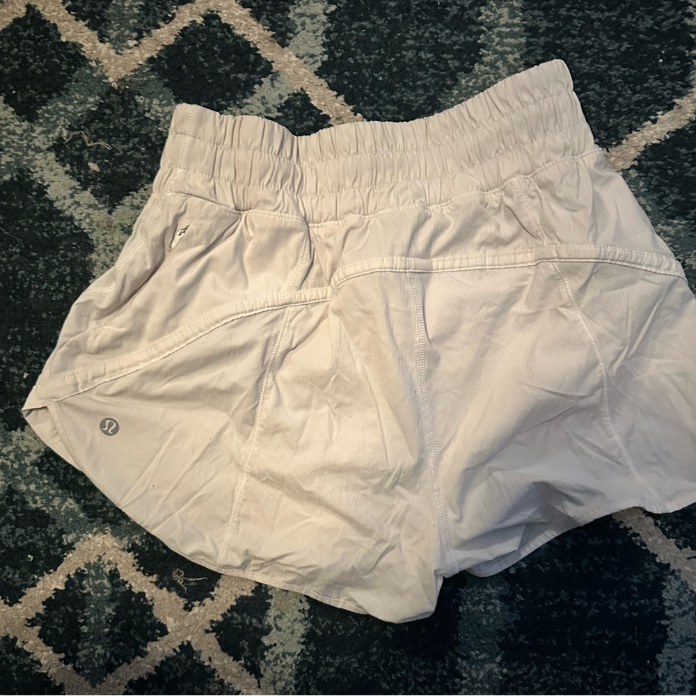 Lulu lemon high rise hotty hot shorts!🤍